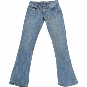 Dolce&gabbana jeans - Skit snygga jeans från dolce&gabbana med cool detalj på rumpan. Tyvärr för små för mig😫 står strlk 27/44? midjan är 34cm mätt rakt över och 82cm i innerbenslängd! 