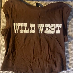 H&M  - Säljer denna fina toppen från H&M! Har använt typ 3-5 gånger 