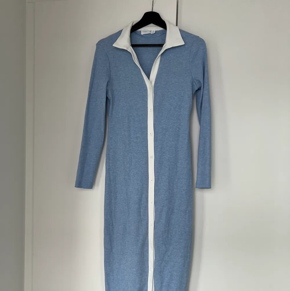 Stickad klänning från Primark i super fin ljusblå färg med knappar. Strl 40 men passar även en 36/38 då den är lite mindre i storleken. Inte använd med lapparna är borta. . Klänningar.