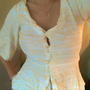 Blus - Super söt blus som skulle behöva bli struken och få lite kärlek