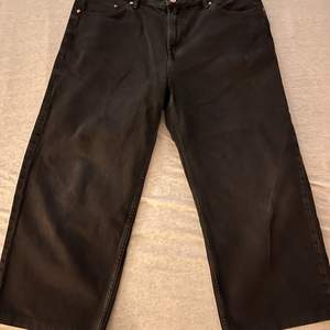Säljer svarta baggy jeans som ör storlek L:31 W:38