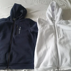 Två st sail racing zip up hoodies i stl 170 - jag säljer min två sail racing zip up hoddies pga det är för stora dom är i jätte fint sick och har stl 170.Om man inte är intresseradav båda kan man köpa en oxå.Du står för frakten