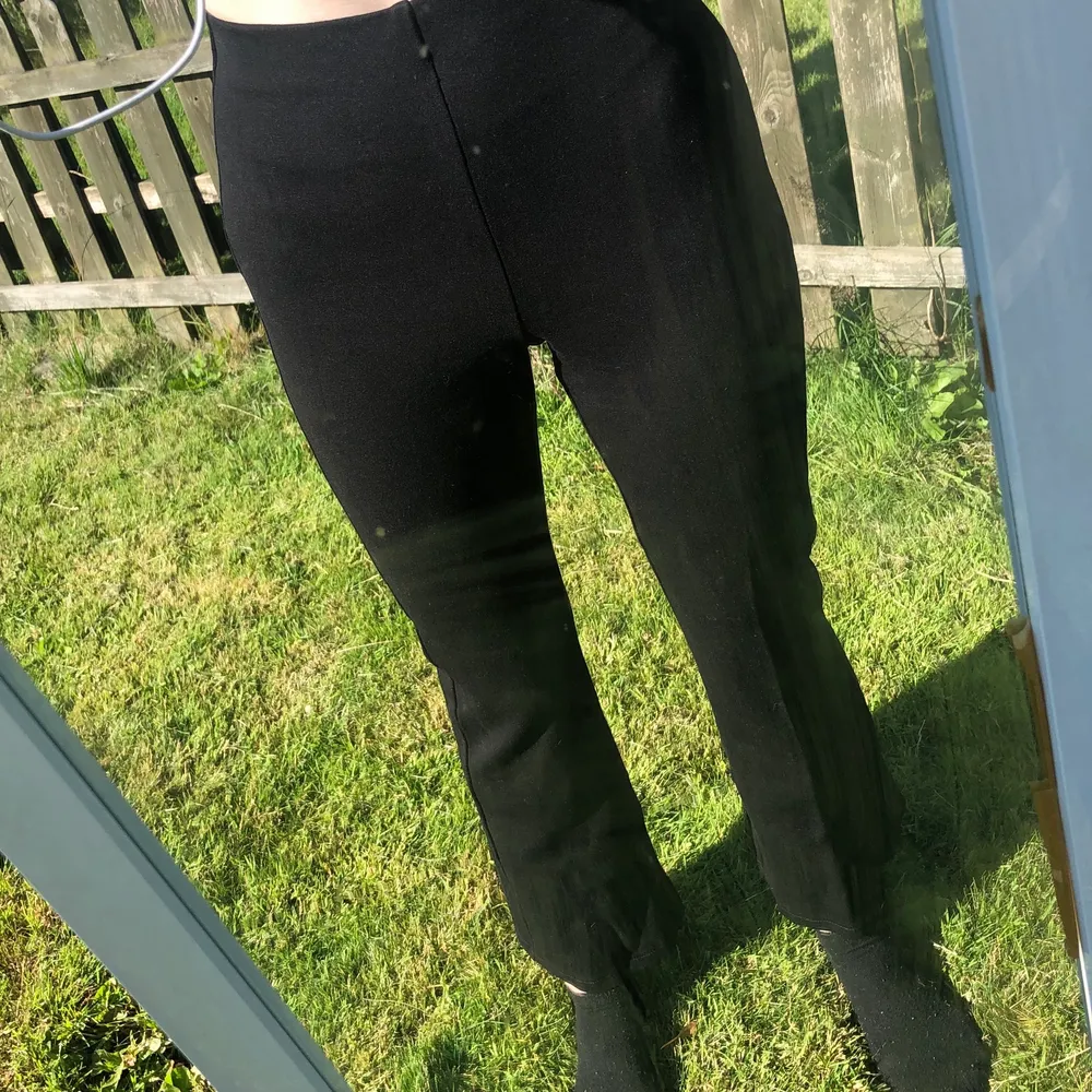 💘 Supersköna svarta byxor/tights som går att använda till det mesta. Super att ha i sin garderob då de kan användas till jobb, vardags eller som något lite finare. 💘. Jeans & Byxor.