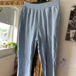 Ljusblåa mjukisbyxor från reclaimed vintage  - Sparsamt använda