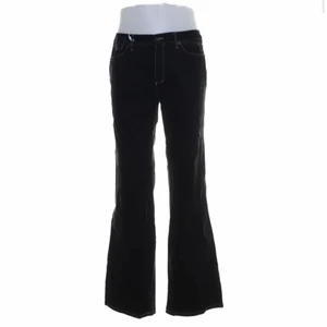Bootcut y2k jeans - jeans med utsvängda ben köpa på sellpy. Använd ca 2 gånger, storlek 42 men passar även M. Kan mötas upp men fraktar också för 52(frimärken) eller 66kr(spårbar) Kontakta om du är intresserad eller har övriga frågor. Kan även skicka mer bilder på plagget 