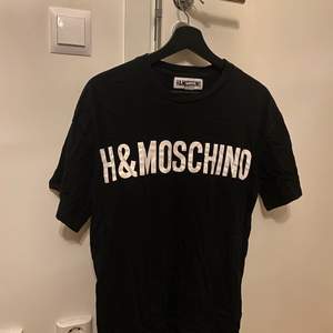 Säljer härmed min tshirt från H&M ’s collab med Moschino. Bra skick men kan behöva strykas lite då den är skrynklig.  Storlek s men sitter något oversized.