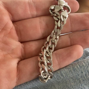 Armband äkta silver  - Det är stämpel 925 vilket betyder att det är 92,5% äkta silver. 