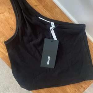 Topp - Superfin one shoulder topp från Weekday💞 Aldrig använd, lappen sitter kvar