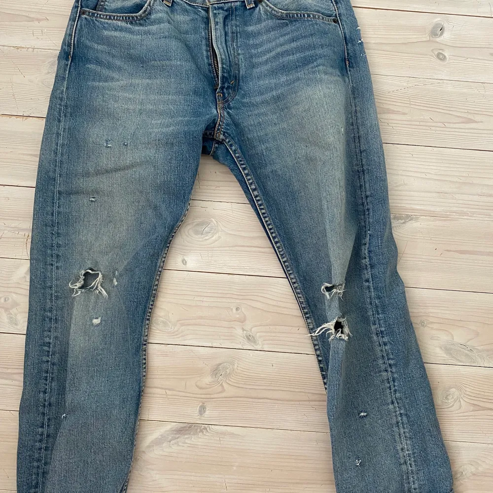 Hej, jag säljer också dessa blåa midwaisted Levi’s Jeansen i strl 29x32. Nyskick. Köparen står för frakten😄. Jeans & Byxor.