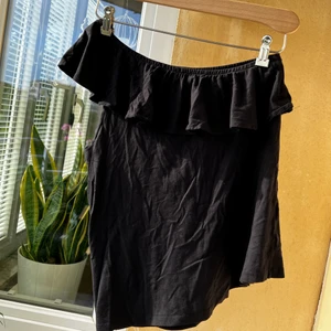 One shoulder topp - Söt topp! Kan hämtas i Telefonplan alternativt fraktas och då står köparen för frakt 🌸