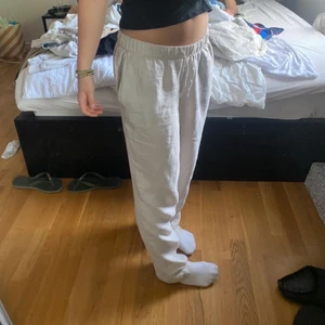 Linnebyxor - Linnebyxor från hm. Jag är 175 cm lång och har storlek M, väldigt bra passform. Köpta för 399kr💓💓