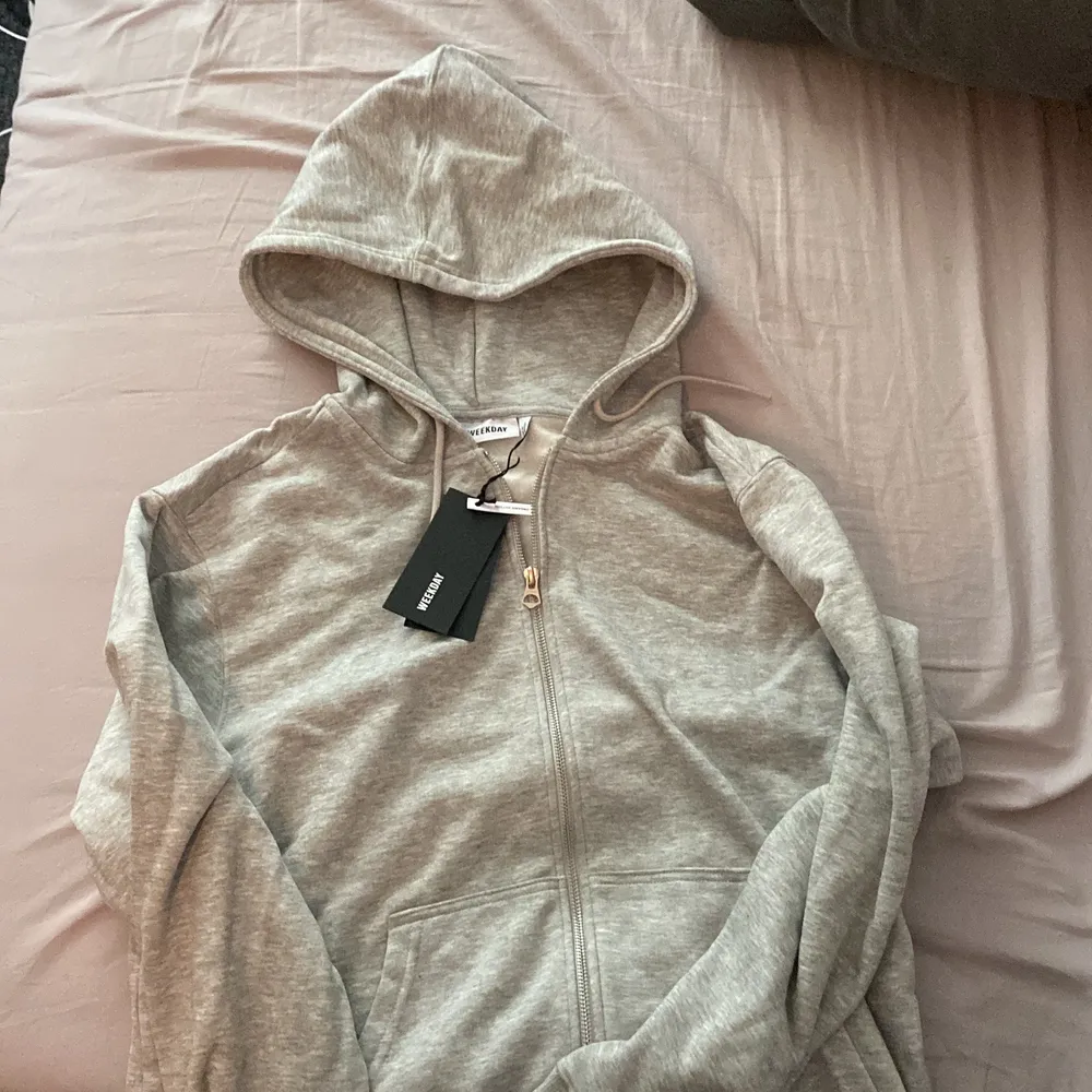 Säljer denna zip hoodie från Weekday, skick 10/10 aldrig använd. Strl M (lite stor i storleken). 400 nypris. Köparen står för frakten.. Hoodies.