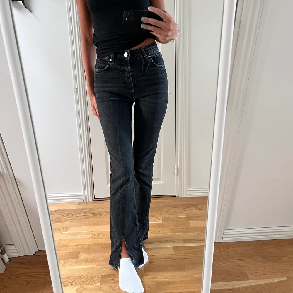 Svarta/gråa jeans med slit framtill, från bikbok🤍 storlek XS. Jeans & Byxor.