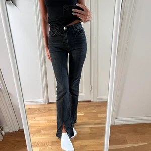 Svarta jeans med slit - Svarta/gråa jeans med slit framtill, från bikbok🤍 storlek XS