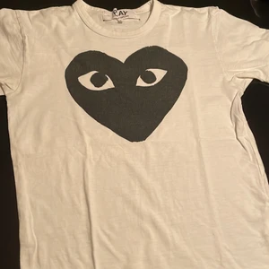 Cdg t-shirt  - Säljer min cdg t-shirt i storlek S för 400, men pris kan diskuteras. Köpare står för frakt.