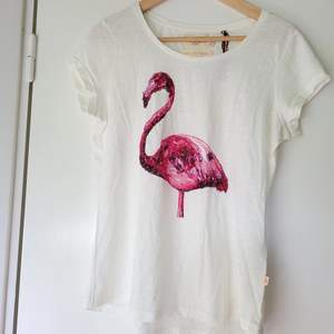 Rolig skön tshirt/topp stlM, motiv: Flamingo med paljetter. Bomull Ny, aldrig använd! 