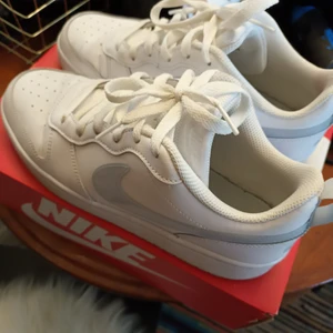 Nike court  - Nyskick,tyvär för små för mig. Säljes för 400kr inkl frakt.