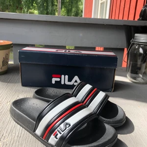 Fila Mombay Slipper - Nästan oanvända slippers från Fila! Några märken i sulan (efter att min hund härjat) och därav bra pris. Syns inte när de sitter på foten. Sköna och praktiska, låda finns kvar!   Bara att höra av sig vid frågor eller om du vill ha fler bilder! 💖