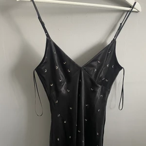  satinklänning - En satin klänning från zara ! Aldrig använd bara testad!säljer för 200 ink frakt 29 kr 