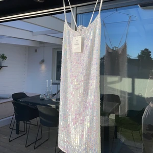 Paljettklänning - Vit med färgglada paljetter som lyser i solen. Prislappen kvar 