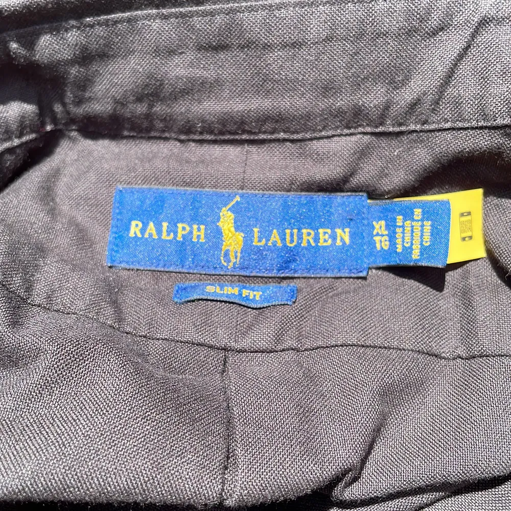 Svart Ralph Lauren skjorta, knappt använd. . Skjortor.