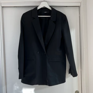 Kavaj GINATRICOT  - Kavaj i strl 36 från ginatricot. I satin material så den är lite blank. Använd cirka 7 gånger bara, så i fint skick.  Köparen står för frakten. 