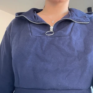 cropped hoodie  - blå cropped hopdie med dragkedja 