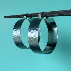 Coola Hoops - Silverhoops i i tjockt typ stål(?), ascoola och unika! Säljer pga platsbrist och för att jag tyvärr inte använt de så mycket! 