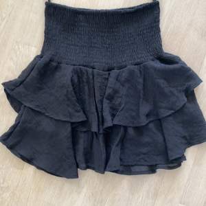 En volang kjol från Shein helt oanvänd, köparen står för frakt.