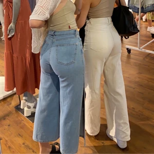 Jeans med slits - Dessa urcoola jeans har blivit för tajta nu så vill gärna bli av med dem! Jättefint skick från Bershka och perfekta till svensk sommar! Skulle tippa på att de passar för någon med strl S!🧚🏻🕺🏻