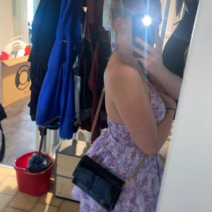 ”lack” väska - jätte fin lack väska som jag inte minns vart jag köpt, men använd 1/2gånger alltså i nyskick. hör av dig om du är intresserad!💗 köparen står för frakt☺️ mvh jonna💗