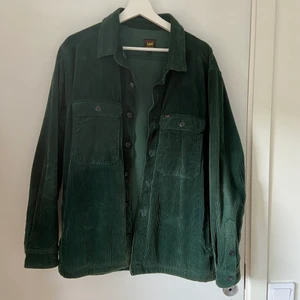 Grön Overshirt i Manchester  - En snygg overshirt i manchester från Lee i stolek L. 