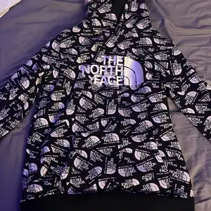 En mycket fin och nästan oanvänd the north face hoodie 9/10 i skick Xl i barnstorlek  Köparen står för frakt!🚚📦