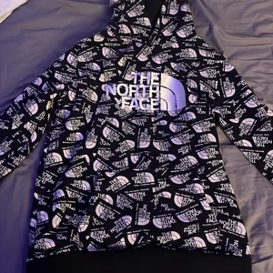 The north face hoodie - En mycket fin och nästan oanvänd the north face hoodie 9/10 i skick Xl i barnstorlek  Köparen står för frakt!🚚📦