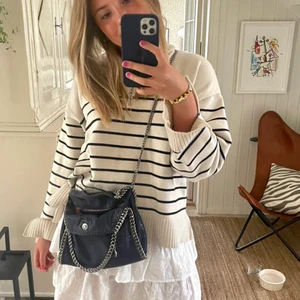 Randig tröja zara - Säljer nu min jätte fina zip tröja från zara. Den är använt ett fåtal gånger och därför i väldigt bra skick. Skriv för blev bilder💕💕