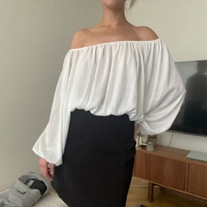 Superfin flowy off shoulder blus - Använd 1 gång, sjukt fin och underbart mjukt flowy material! Tror frakten kan bli billigare men kollar när det ska postas!