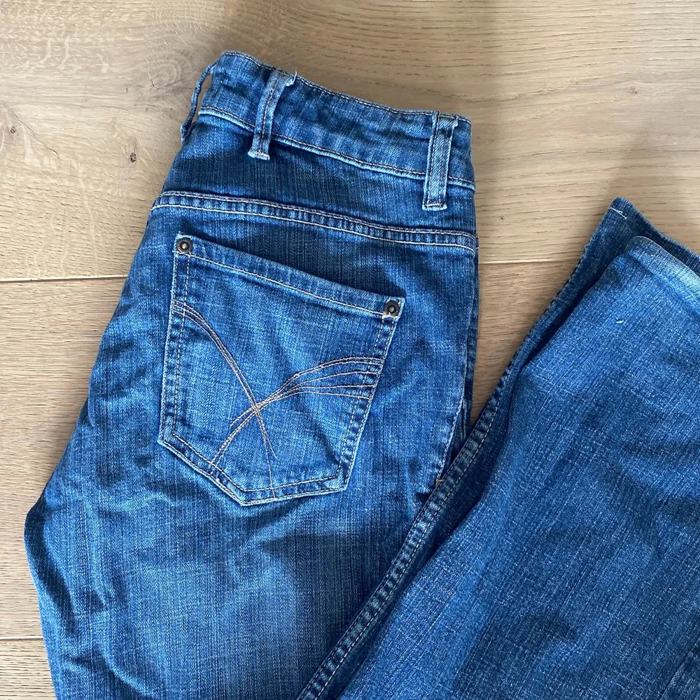 Lågmidjade jeans köpa second hand☺️. Jeans & Byxor.