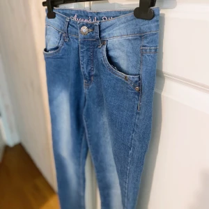 Vintage Jeans storlek M  - Jeans i storlek W36 men passar en M i storleken!  Nästintill oanvända men många år gammla :) ❤️ Skönt stretchigt material 