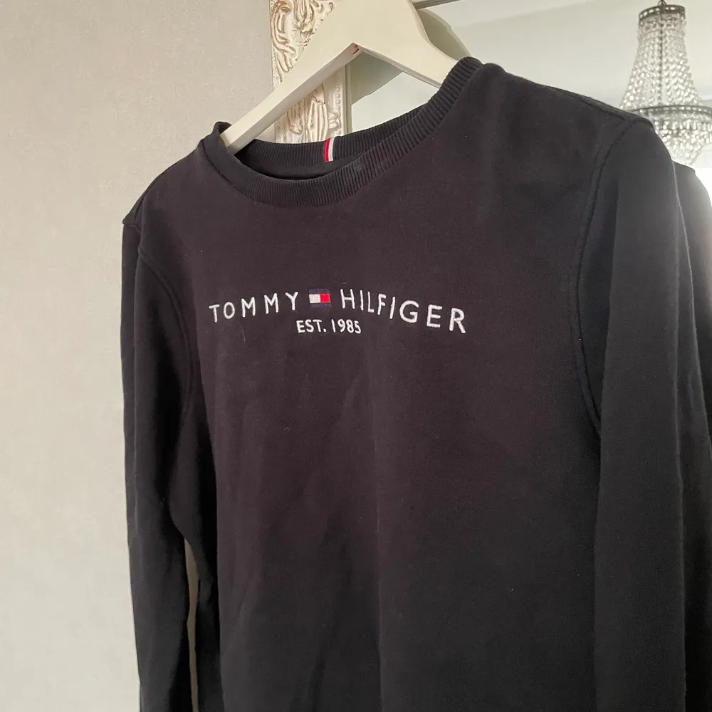 Tommy hilfiger sweatshirt i storlek M (passar S) nypris ca 650kr säljer för 100+frakt  OBS! Tryck INTE på ”köp dirket”, skriv till mig vid frågor eller intresse. 🌼. Tröjor & Koftor.
