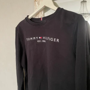Sweatshirt  - Tommy hilfiger sweatshirt i storlek M (passar S) nypris ca 650kr säljer för 100+frakt  OBS! Tryck INTE på ”köp dirket”, skriv till mig vid frågor eller intresse. 🌼
