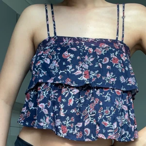 zara linne - blommigt linne från zara med dubbla band. väldigt skönt tyg, använd 1 gång av mig så praktiskt taget nyskick