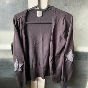 Mörkgrå kofta med stjärnor ”Zadig” - Säljer denna kofta med gråa stjärnor på armbågarna som ger en känsla av zadig & lite sthlmstil 🫶🏼🖤 säljer pga att den inte kommer till användning, finns i DM för bilder/info, köpare står för frakt 📦 