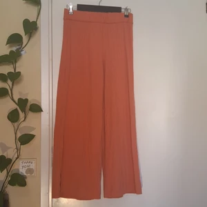 Vida byxor - Oanvända. Ribbade väldigt flowiga byxor. 