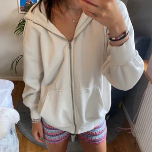 Zipup hoodie  - En vit zipup hoodie, inga fläckar. Sitter så fint passar till allt! 🫶