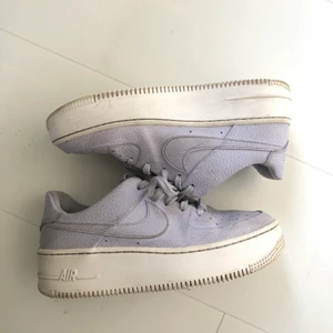 Lila Nike air force - Säljer mina lila air force pga att de är för små💜 De är använda men i super fint skick⚡️ stl 38 men rekommenderar att du har 36-37💕  nypris: 1 199  Mitt pris: 466kr inkl frakt Skriv till mig vid intresse eller mer bilder😊
