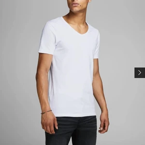 Vita T-shirts strl M - Skicket på dem här tröjorna är väldigt bra, har inte använt dem alls då jag tycker dem inte passar just mig. Här du 2st tröjor från Jack & Jones för 100kr med storlek M. Köparen står för frakten