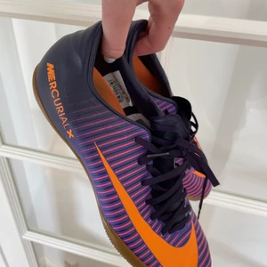 Träningskor från Nike - Jättefina träningskor från Nike, meat anpassat för inomhus fotboll men fukar till det mesta ändå. Superba skick, nästan som nya!!💗 