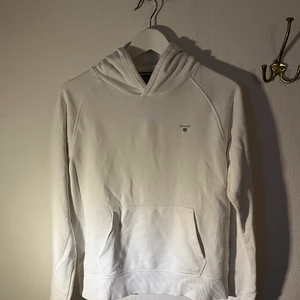 Hoddie  - En snygg clean gant tröja i storleken 170/xs. I super bra skick då jag beställde den och insåg att den var för liten. Som ny och fräsch. Inga difekter. Säljer för 200kr men vid snabb affär kan priset diskuteras. 👍😆