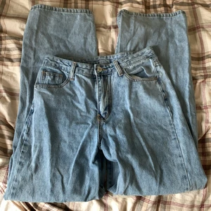 Jeans. 80 kr - Köpte från Shein för 229 men säljer för 80. Dom är fina och storlek 38, M 