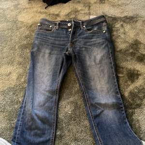 Ett par mörkblå jack and jones slim fit jeans dem är i nyskick